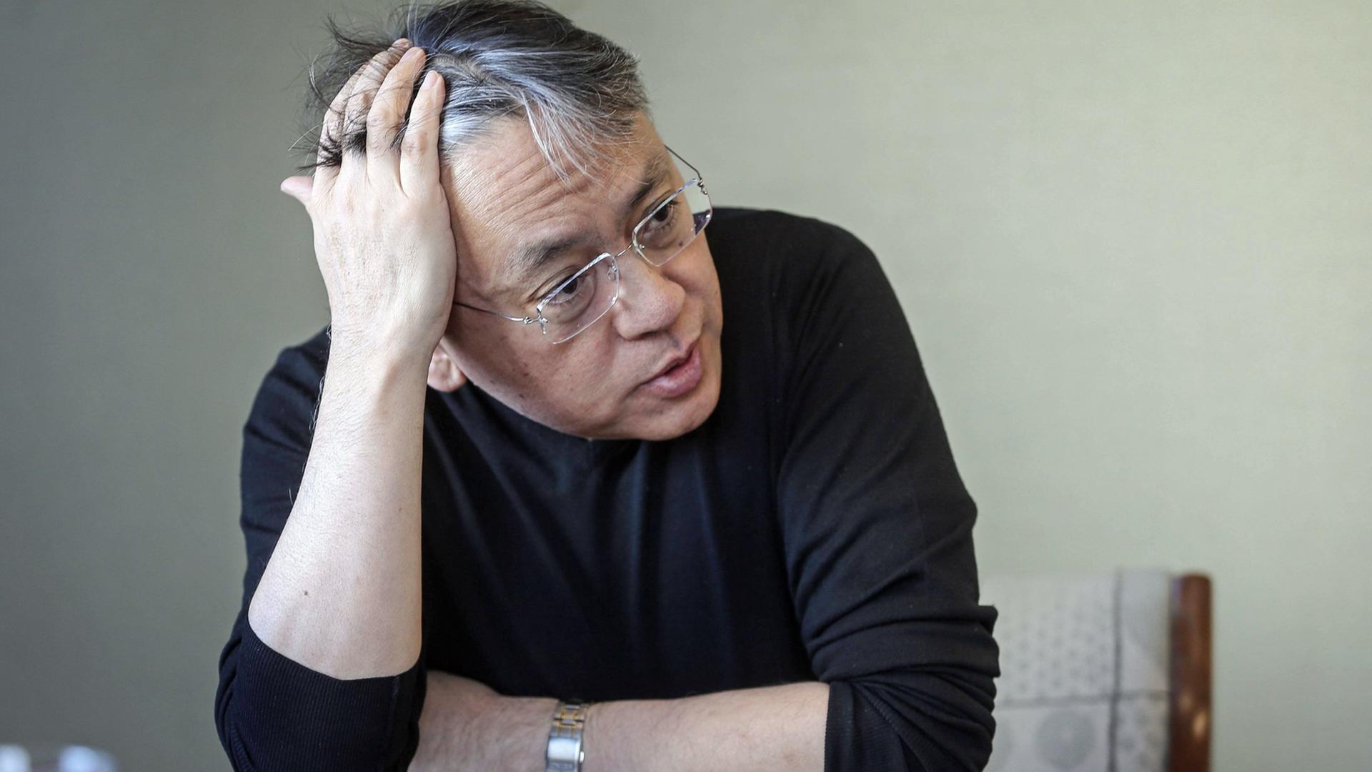 Der britisch-japanische Schriftsteller Kazuo Ishiguro, aufgenommen am 17.3.2015 bei einem Interview in Toronto, Kanada. Der britisch-japanische Schriftsteller Kazuo Ishiguro, aufgenommen am 17.3.2015 bei einem Interview in Toronto, Kanada.