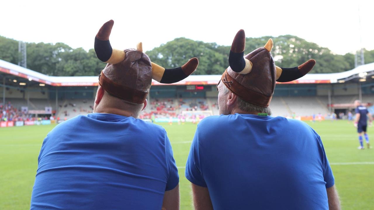 Isländische Fußball-Fans bei einem Spiel der Frauennationalmannschaft. Isländische Fußball-Fans bei einem Spiel der Frauennationalmannschaft.