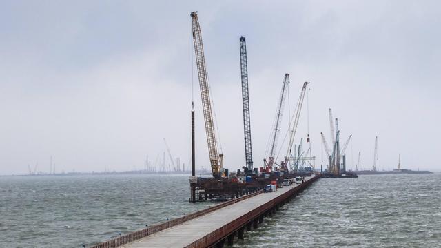 Krim - Russland baut Brücke über die Meerenge Straße von Kertsch zum Festland Krim - Russland baut Brücke über die Meerenge Straße von Kertsch zum Festland