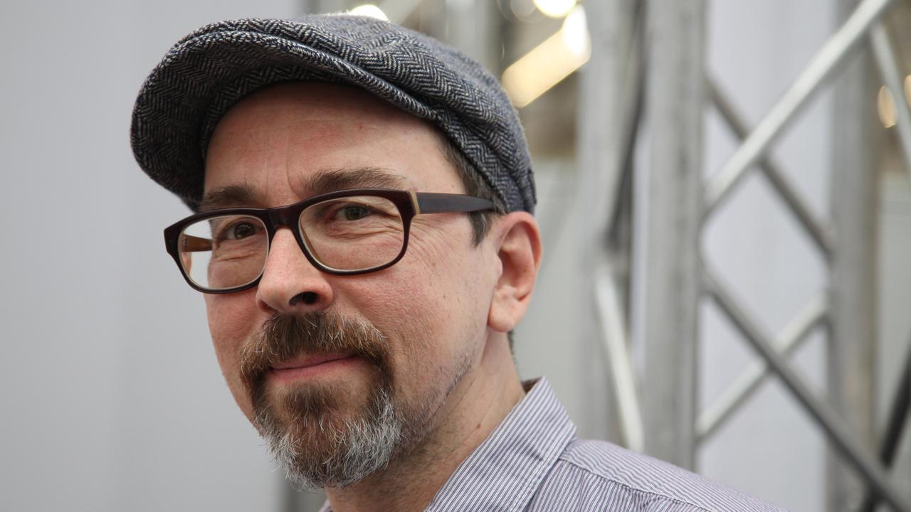 Hans Nieswandt, DJ und künstlerischer Geschäftsführer des Instituts für Populäre Musik an der Folkwang-Universität, auf der Musikmesse 2016 in Frankfurt Hans Nieswandt, DJ und künstlerischer Geschäftsführer des Instituts für Populäre Musik an der Folkwang-Universität, auf der Musikmesse 2016 in Frankfurt