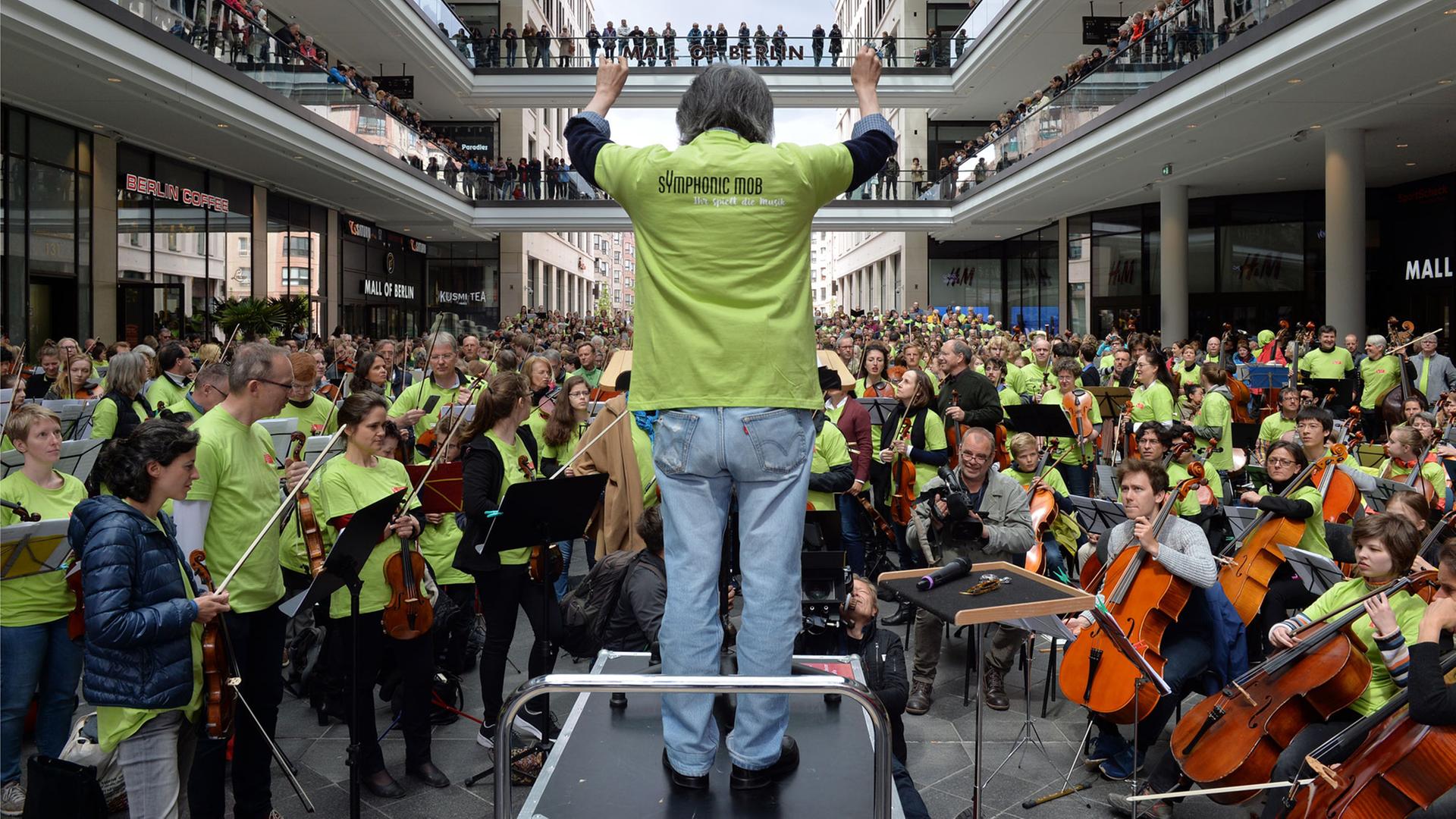 Kent Nagano dirigiert den "Symphonic Mob" des Deutschen Symphonie-Orchesters. Kent Nagano dirigiert den "Symphonic Mob" des Deutschen Symphonie-Orchesters.