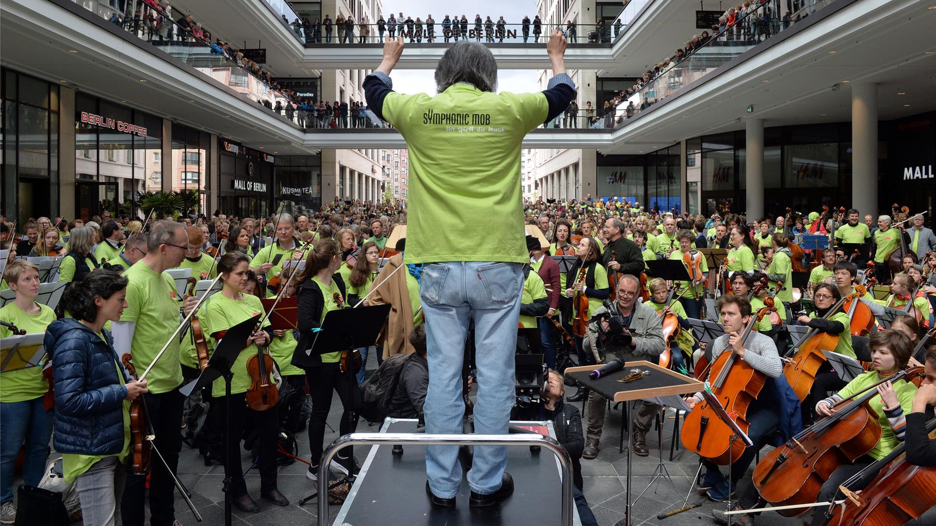 Symphonic Mob in Berlin Kent Nagano und sein Flashmob