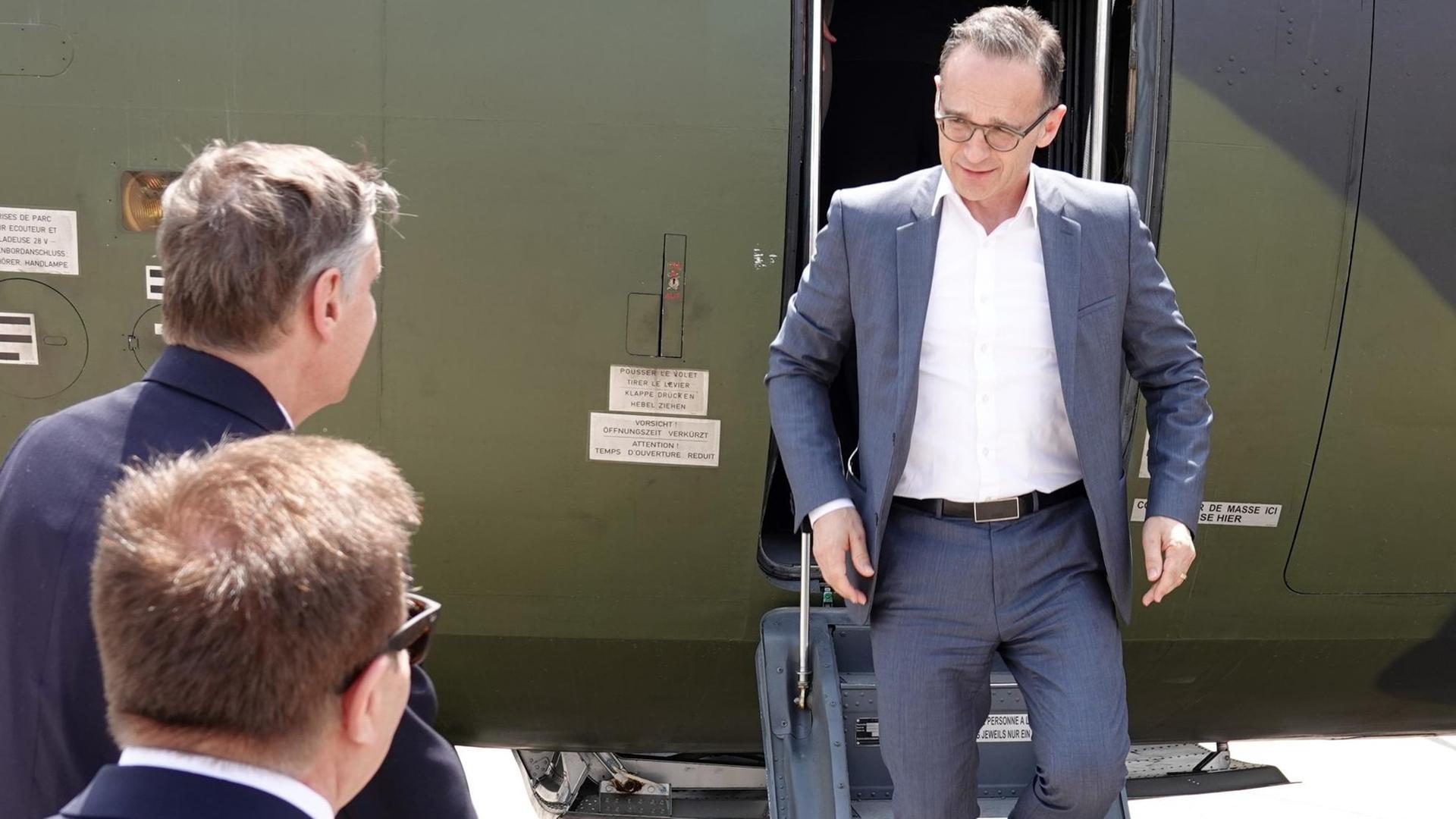 Bundesaußenminister Heiko Maas (SPD) steigt aus einer Transall der Bundeswehr im Irak