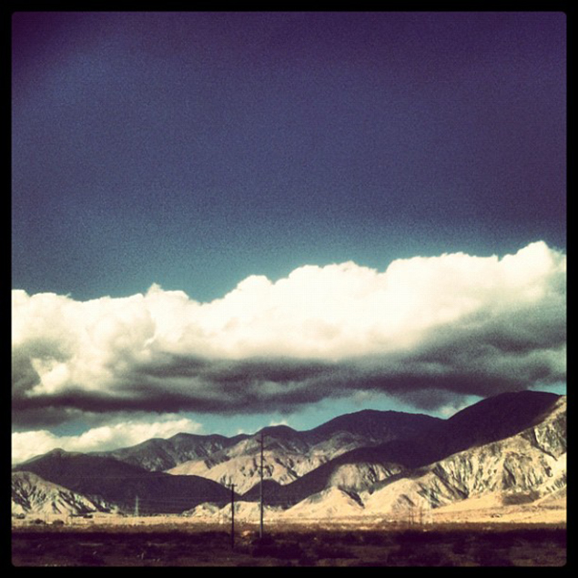 In einer Instagram-Polaroid Ästhetik sehen wir ein Gebirge in Nevada, über welches eine Wolke hinweg zieht. In einer Instagram-Polaroid Ästhetik sehen wir ein Gebirge in Nevada, über welches eine Wolke hinweg zieht.