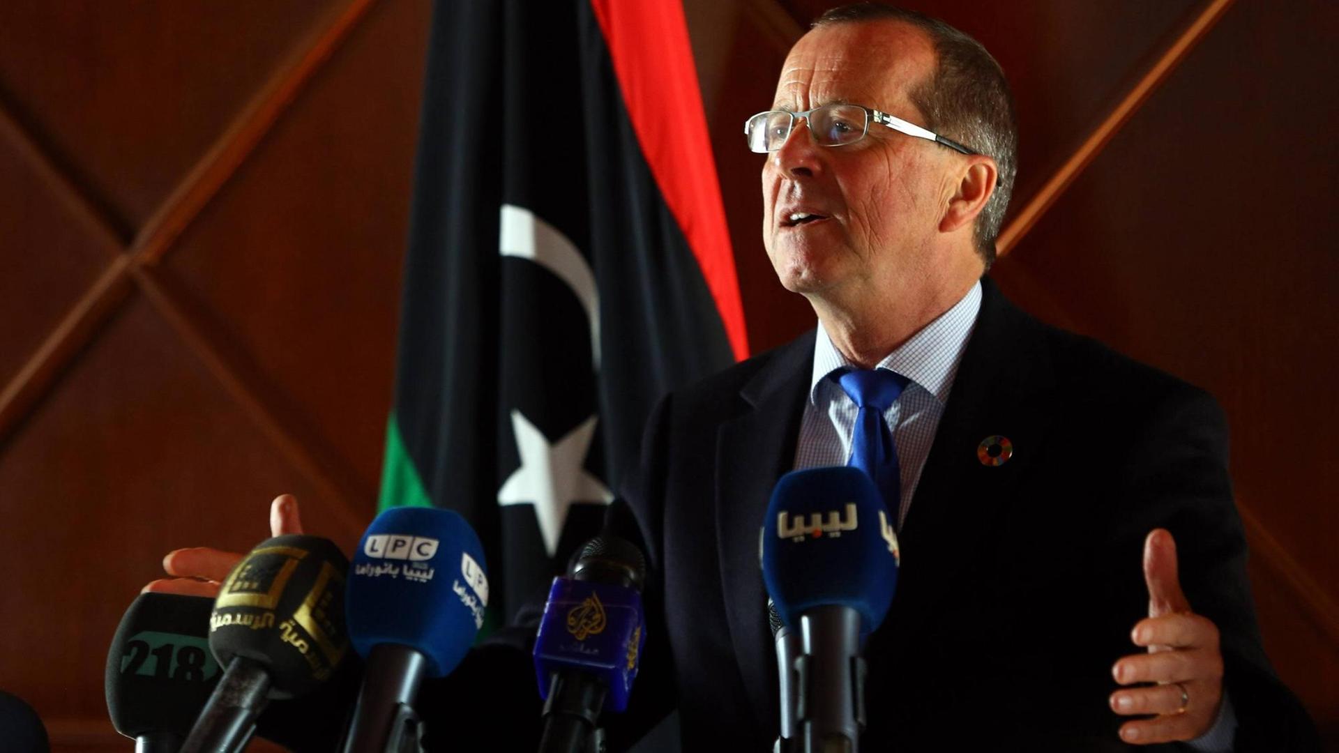 Der UNO-Koordinator für Libyen, Martin Kobler, spricht am 8. Januar 2017 auf einer Pressekonferenz während eines Besuchs in der libyschen Hauptstadt Tripolis. Der UNO-Koordinator für Libyen, Martin Kobler, spricht am 8. Januar 2017 auf einer Pressekonferenz während eines Besuchs in der libyschen Hauptstadt Tripolis.