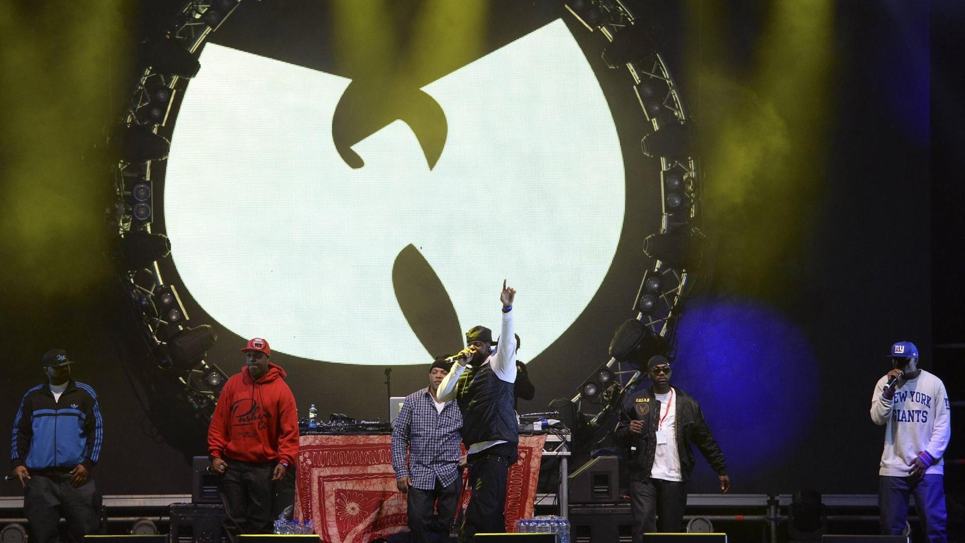 Vorne die Rapper, im Hintergrund das Wu-Tang Clan W. Vorne die Rapper, im Hintergrund das Wu-Tang Clan W.