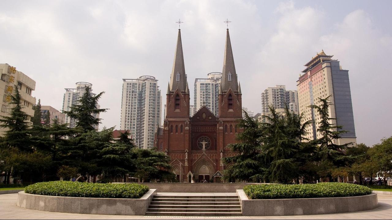 Ein Blick auf die Xujiahui-Kathedrale in Shanghai