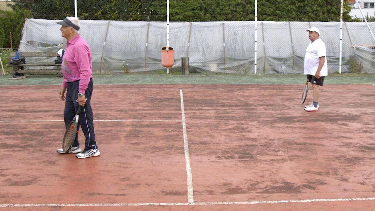Manfred und Frieder Wenzel auf ihrem Tennisplatz
