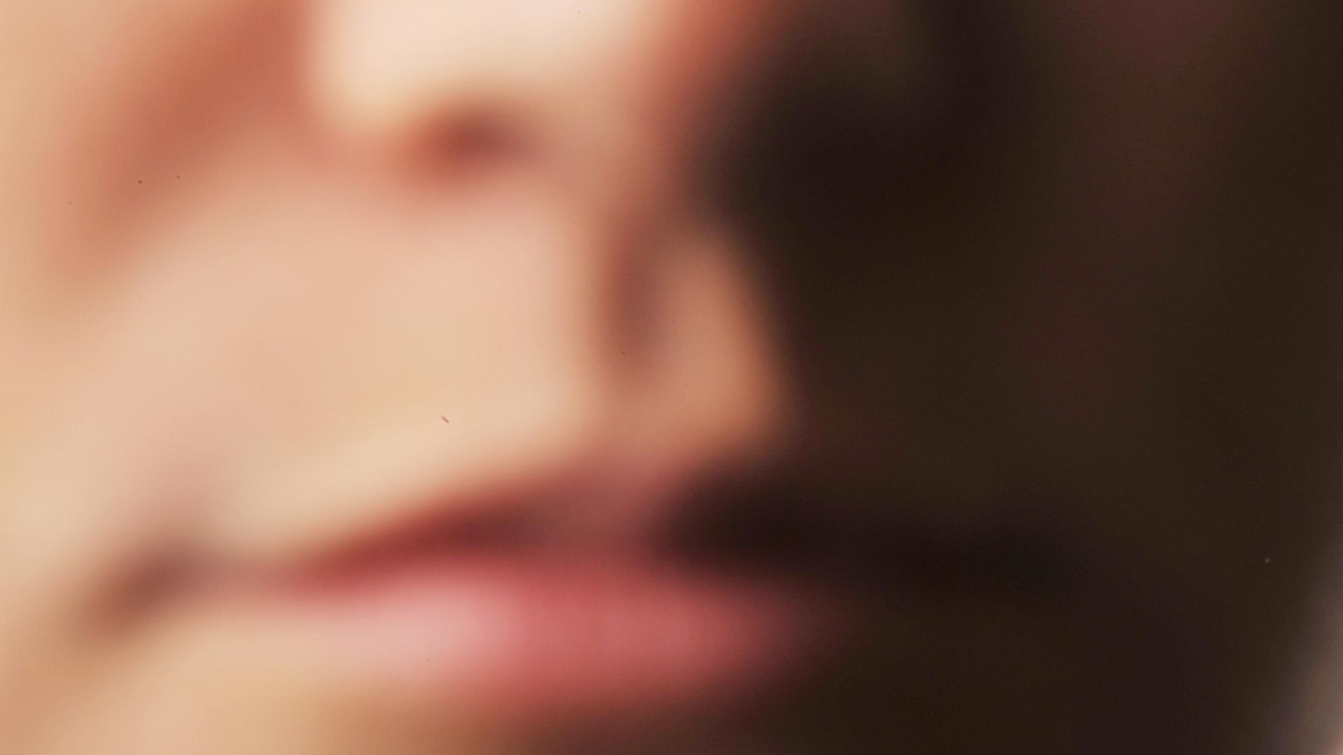 Verschwommener Gesichtsausschnitt - Mund und Nase sind zu sehen Verschwommener Gesichtsausschnitt - Mund und Nase sind zu sehen