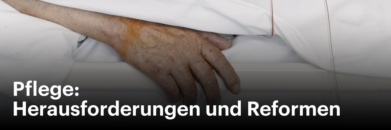 Hand einer alten Frau in einem Pflegeheimbett Hand einer alten Frau in einem Pflegeheimbett