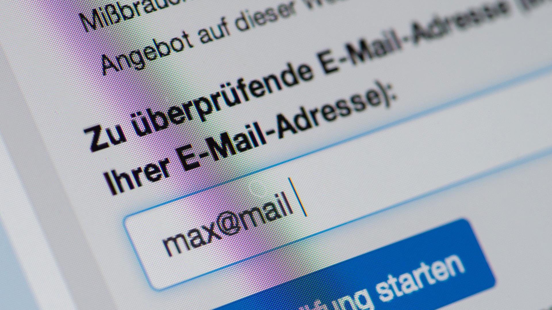 In die Eingabemaske der Sonder-Webseite des BSI wird eine E-Mail-Adresse eingegeben, um zu prüfen, ob sie gekapert wurde. In die Eingabemaske der Sonder-Webseite des BSI wird eine E-Mail-Adresse eingegeben, um zu prüfen, ob sie gekapert wurde.