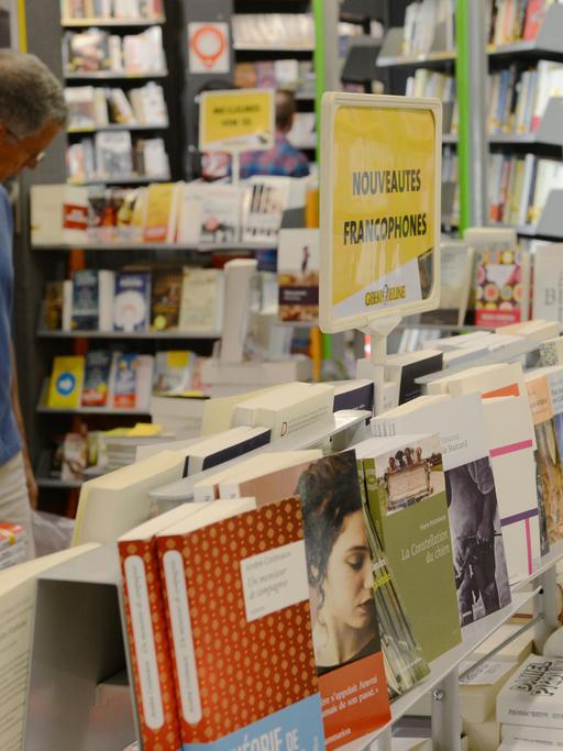 Ein Kunde im Buchladen Gibert Jeune im Viertel Saint-Michel in Paris betrachtet die Bücher.