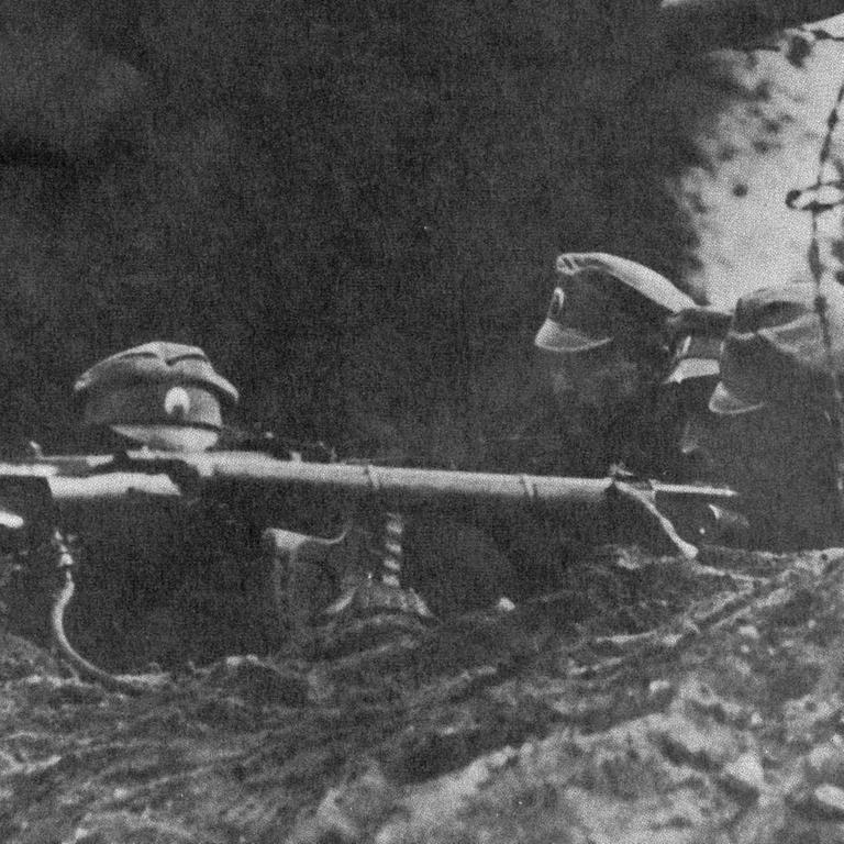 Russische Soldaten wehren sich gegen den deutschen Vormarsch in der Schlacht von Tannenberg 1914