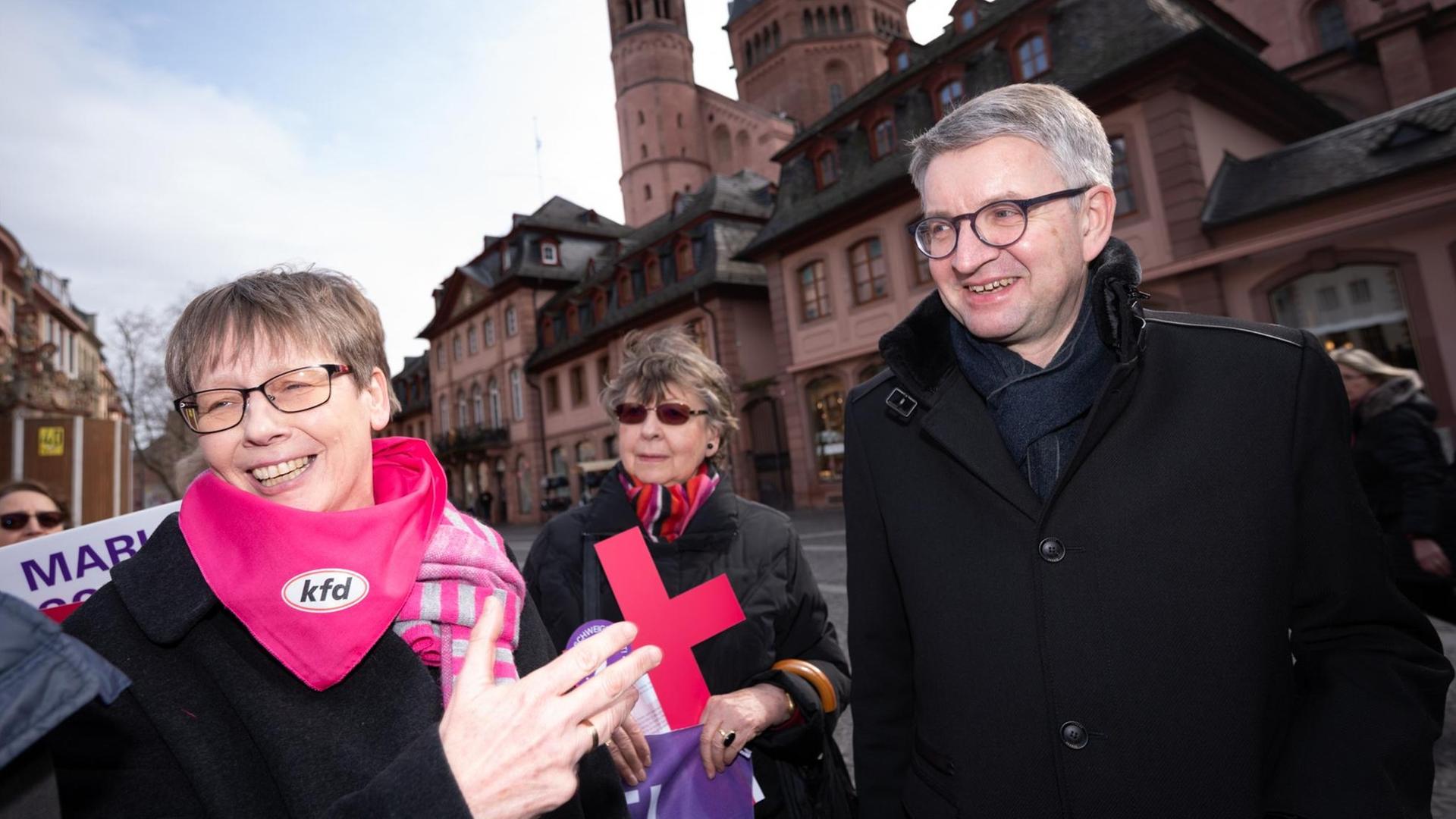 02.03.2020, Rheinland-Pfalz, Mainz: Ulrike Göken-Huismann (l), geistliche Begleiterin Katholische Frauengemeinschaft Deutschlands, steht neben Peter Kohlgraf, Bischof von Mainz 02.03.2020, Rheinland-Pfalz, Mainz: Ulrike Göken-Huismann (l), geistliche Begleiterin Katholische Frauengemeinschaft Deutschlands, steht neben Peter Kohlgraf, Bischof von Mainz