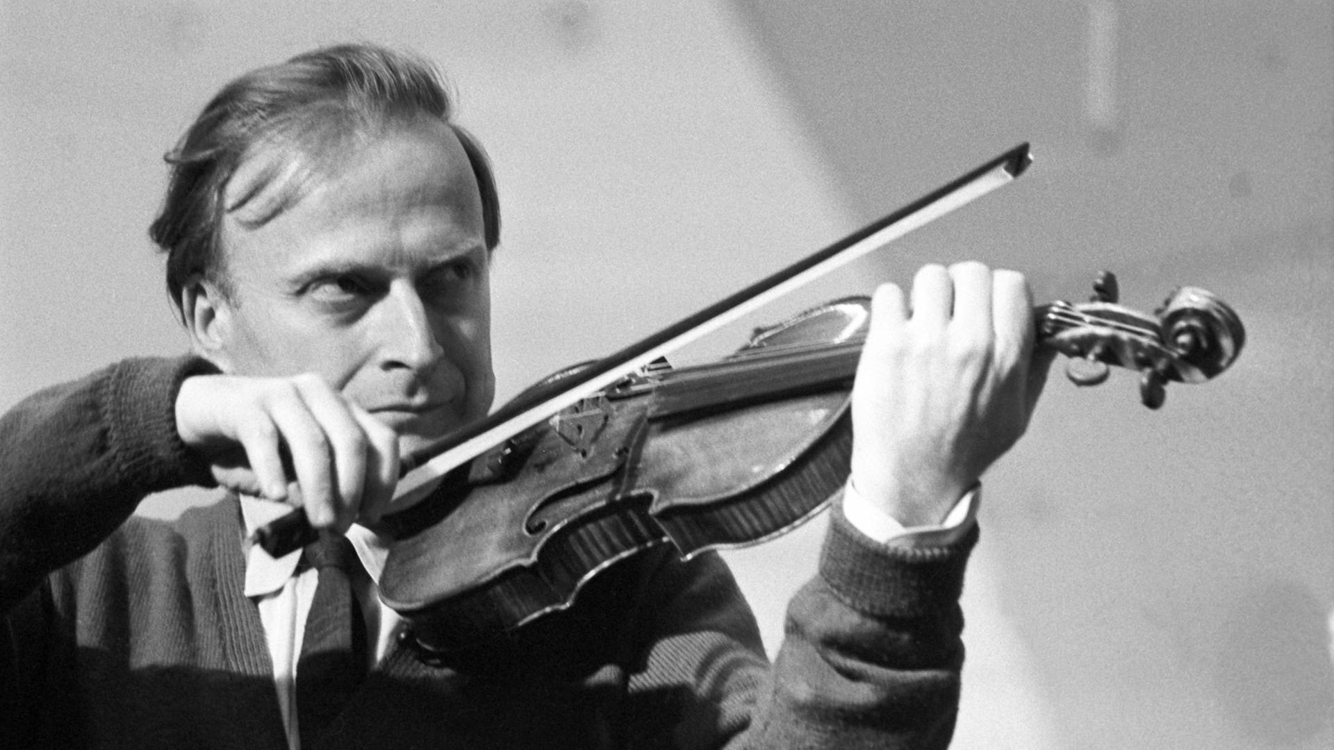 Der weltberühmte Geiger Jehudi Menuhin während eines Konzerts gemeinsam mit dem erweiterten Zürcher Kammerorchester am 30.03.1963 in der Jahrhunderthalle in Frankfurt-Höchst. Der weltberühmte Geiger Jehudi Menuhin während eines Konzerts gemeinsam mit dem erweiterten Zürcher Kammerorchester am 30.03.1963 in der Jahrhunderthalle in Frankfurt-Höchst.