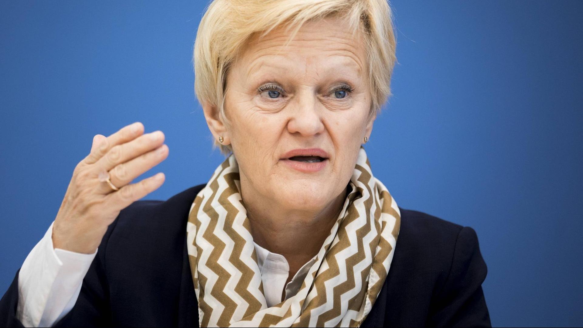 Die Grünen-Bundestagsabgeordnete Renate Künast gestikuliert mit der rechten Hand.