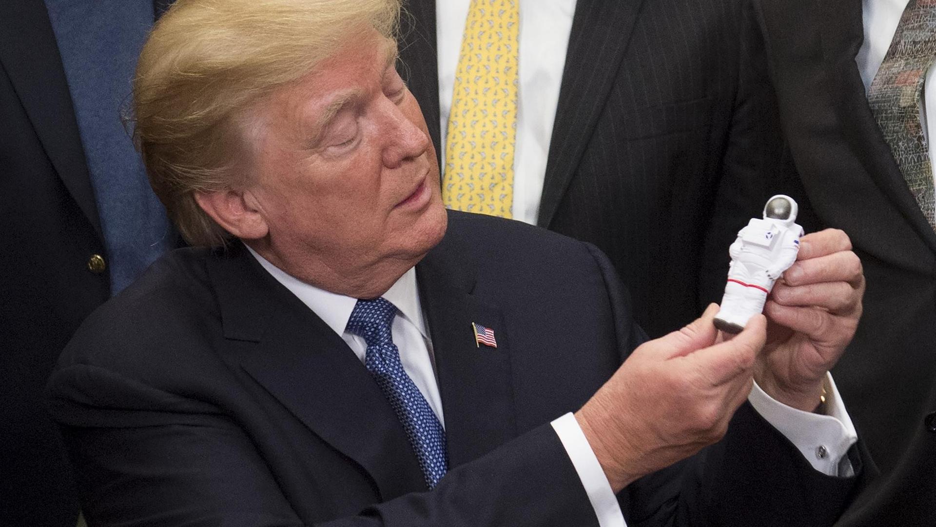 US-Präsident Donald Trump hält eine Astronauten-Figur in der Hand. 12 Amerikaner waren bereits auf dem Mond - bald sollen es nach dem Willen Trumps mehr werden. US-Präsident Donald Trump hält eine Astronauten-Figur in der Hand. 12 Amerikaner waren bereits auf dem Mond - bald sollen es nach dem Willen Trumps mehr werden.