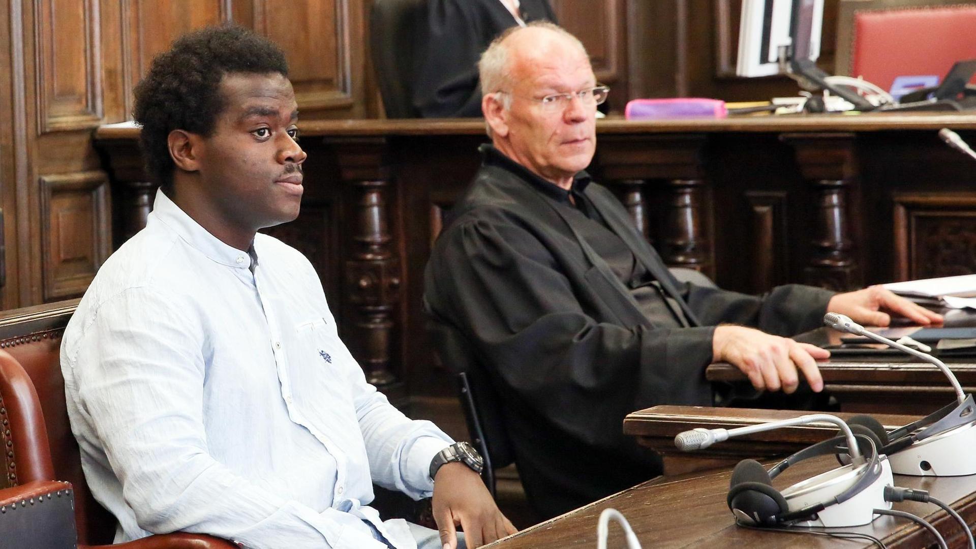 Der angeklagte IS-Rückkehrer Harry S. (l) sitzt am 05.07.2016 in Hamburg im Gerichtssaal im Strafjustizgebäude neben seinem Anwalt Udo Würtz. Der angeklagte IS-Rückkehrer Harry S. (l) sitzt am 05.07.2016 in Hamburg im Gerichtssaal im Strafjustizgebäude neben seinem Anwalt Udo Würtz.