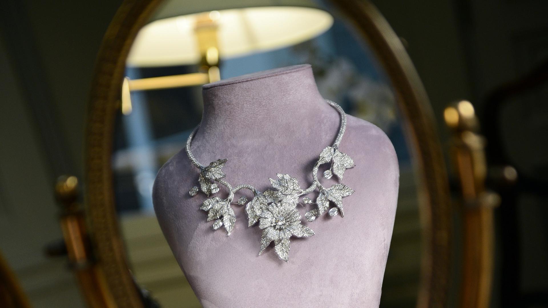 Eine Halskette mit Diamanten in Blumenform.