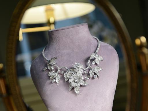 Eine Halskette mit Diamanten in Blumenform.