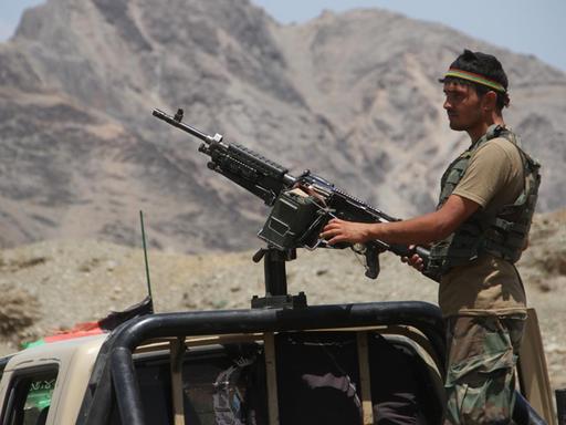 Ein afghanischer Soldat mit Waffe auf deinem Militärfahrzeug in Nangarhar in Afgahnistan am 23. Juli 2021.