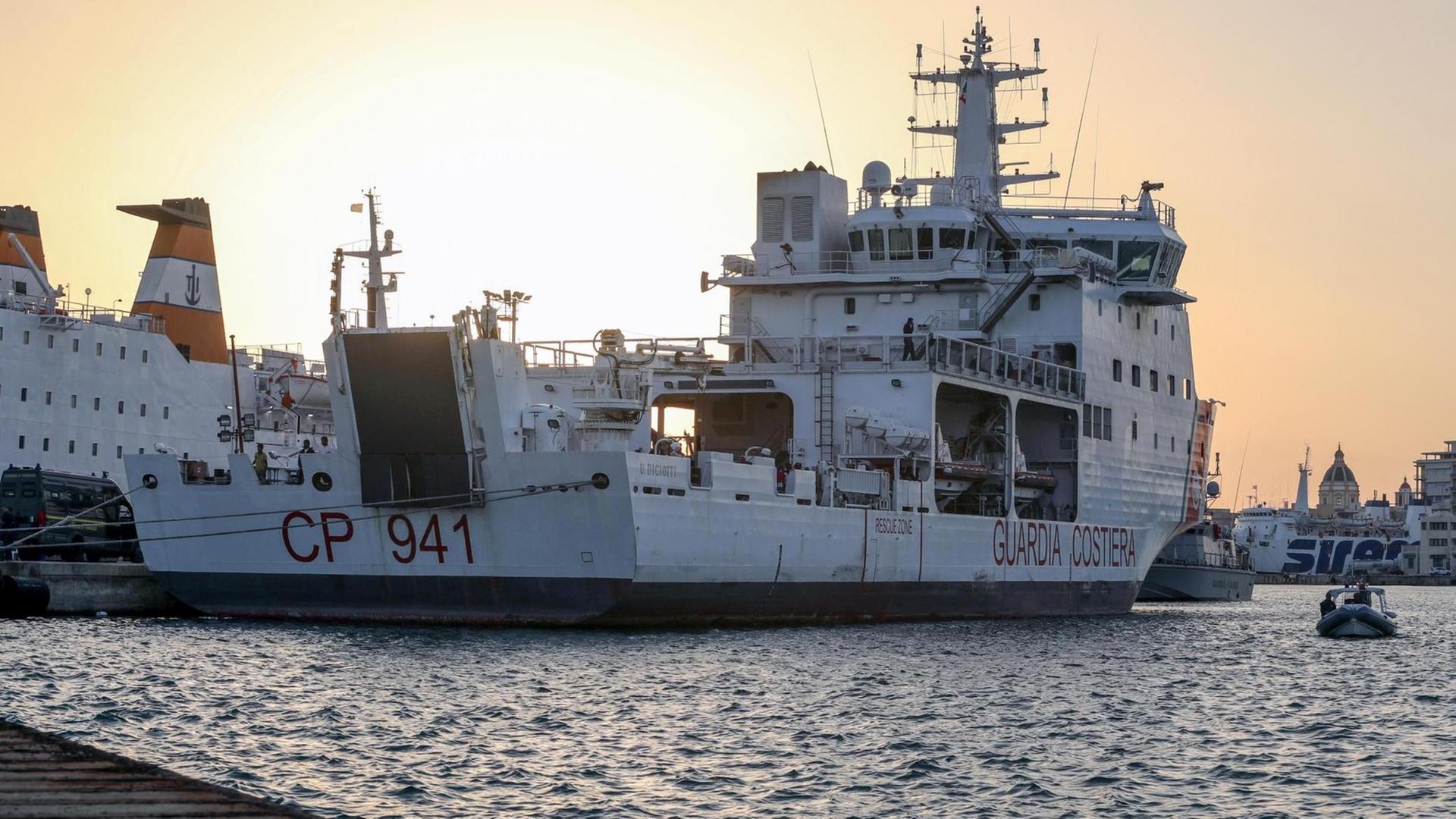 Das Bild zeigt das Schiff am Hafen im Gegenlicht der Abendsonne. Das Bild zeigt das Schiff am Hafen im Gegenlicht der Abendsonne.