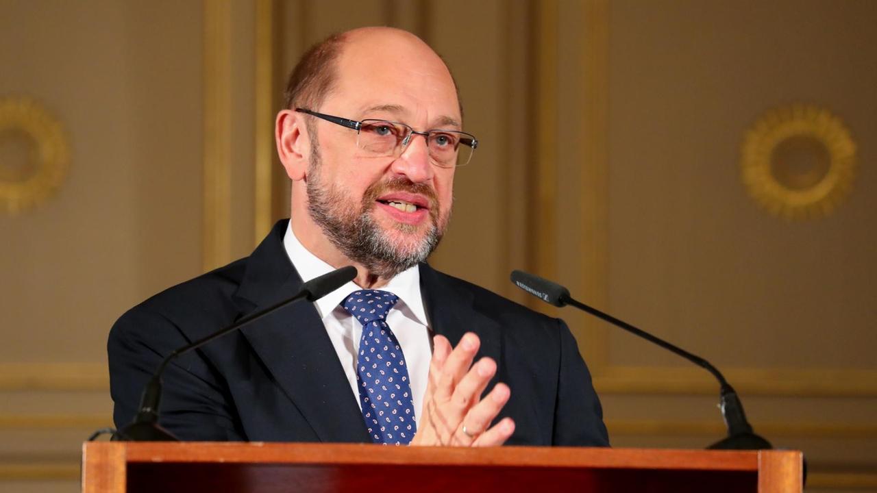Der Präsident des Europäischen Parlamentes, Martin Schulz (SPD), spricht in ein Mikrofon.
