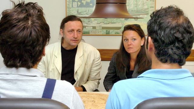 In der Justizvollzugsanstalt (JVA) in Burgdorf sprechen zwei Häftlinge (hinten) mit Mitarbeitern von der Braunschweiger JVA.