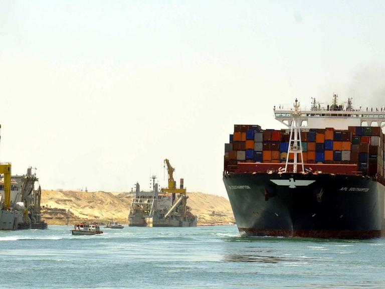 Der Suezkanal wurde mit einer 72 Kilometer langen parallel zur alten Wasserstraße verlaufenden Fahrrinne erweitert.