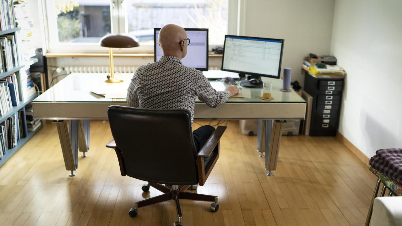 Ein Bildredaktor der Nachrichtenagentur Keystone-SDA arbeitet an seinem Arbeitsplatz im Homeoffice Ein Bildredaktor der Nachrichtenagentur Keystone-SDA arbeitet an seinem Arbeitsplatz im Homeoffice