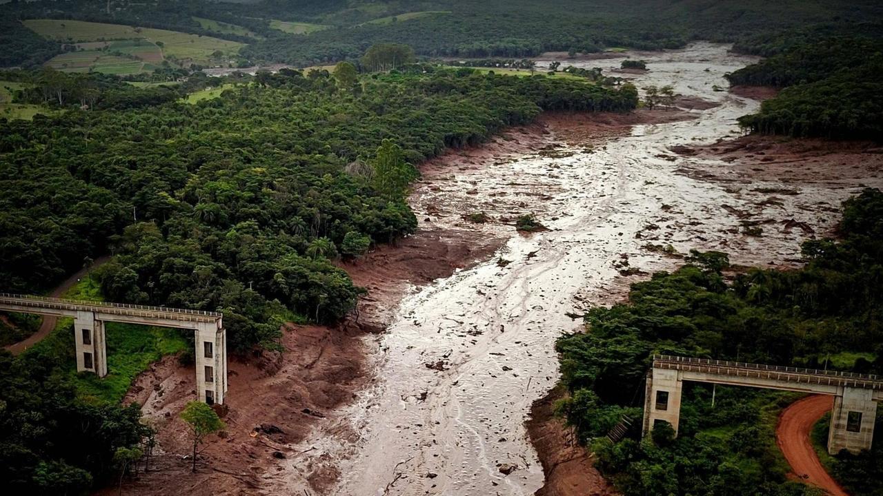 Zerstörungen einer Schlammlawine nach dem Dammbrauch in einer Eisenerzmine im brasilianischen Brumadinho.