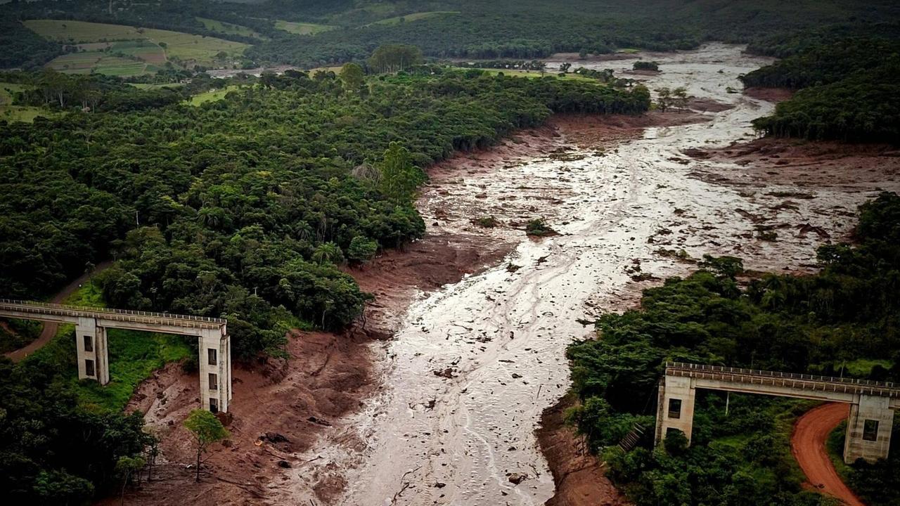 Zerstörungen einer Schlammlawine nach dem Dammbrauch in einer Eisenerzmine im brasilianischen Brumadinho. Zerstörungen einer Schlammlawine nach dem Dammbrauch in einer Eisenerzmine im brasilianischen Brumadinho.