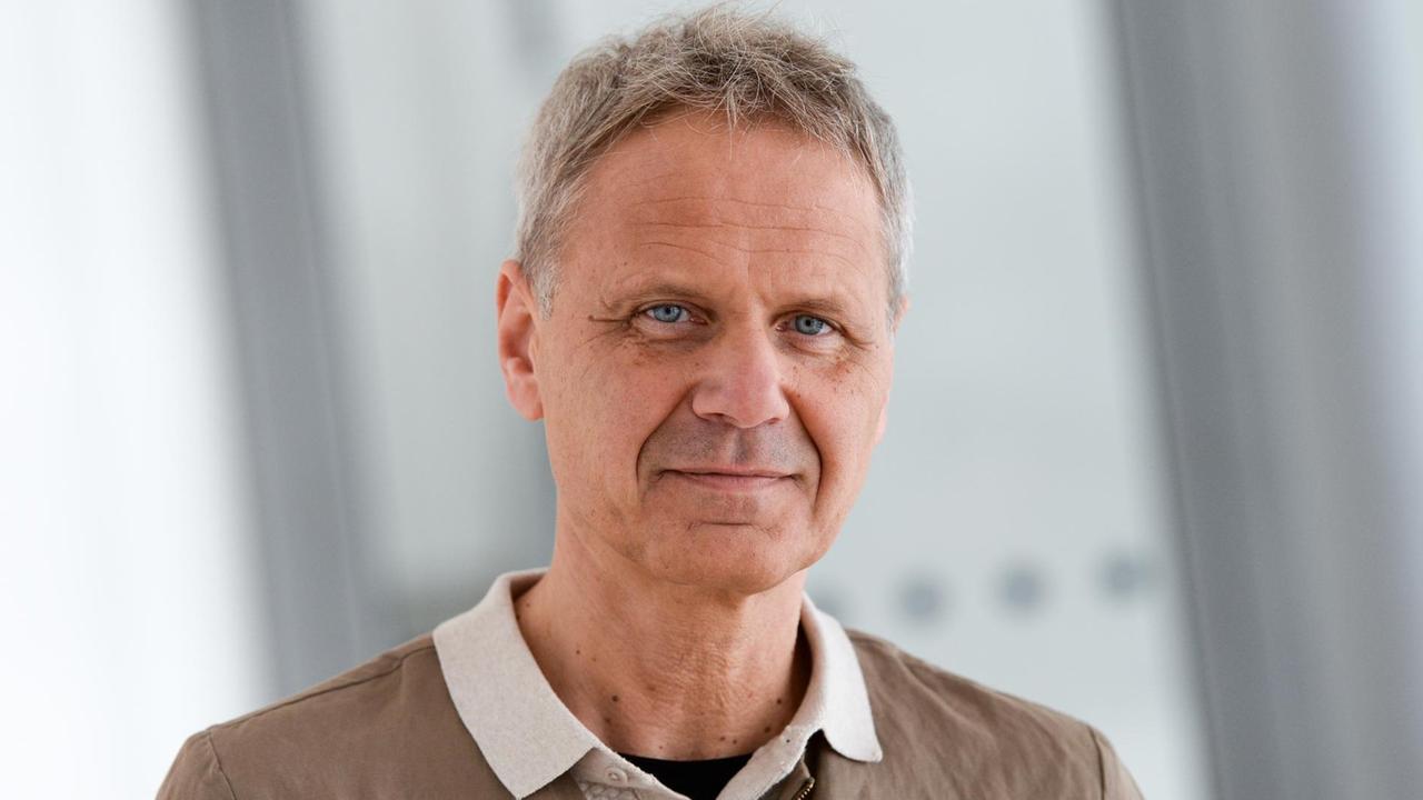 Der Kulturexperte Michael Schindhelm wird auf der Leipziger Buchmesse als Kurator für die Bewerbung Dresdens als Kulturhauptstadt 2025 vorgestellt. Der Kulturexperte Michael Schindhelm wird auf der Leipziger Buchmesse als Kurator für die Bewerbung Dresdens als Kulturhauptstadt 2025 vorgestellt.