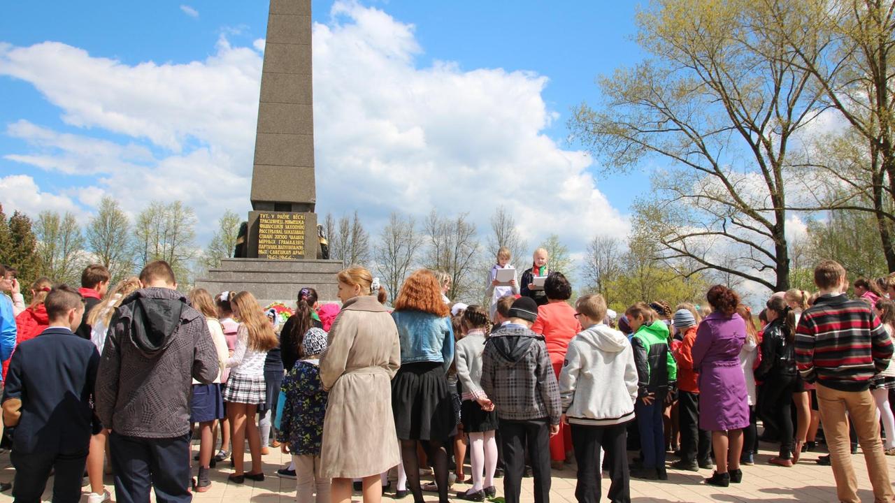 Kundgebung der Pioniere neben dem Obelisk in Bolschoj Trostenez im Mai 2016. Kundgebung der Pioniere neben dem Obelisk in Bolschoj Trostenez im Mai 2016.