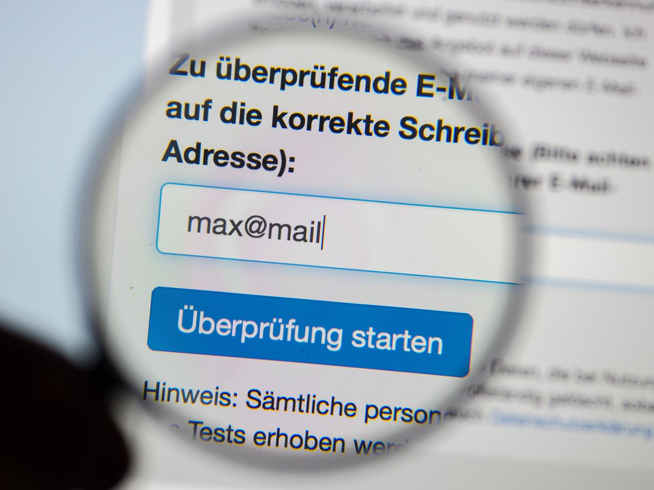 Die Eingabemaske zur Überprüfung der E-Mail-Adresse auf der Internetseite des Bundesamtes für Sicherheit in der Informationstechnik (BSI) wird von einer Lupe vergrößert. Die Eingabemaske zur Überprüfung der E-Mail-Adresse auf der Internetseite des Bundesamtes für Sicherheit in der Informationstechnik (BSI) wird von einer Lupe vergrößert.