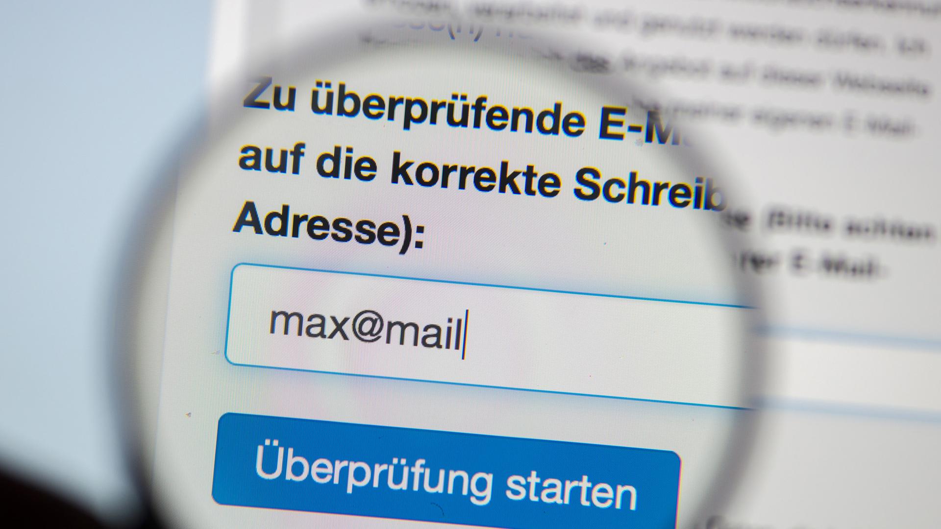 Die Eingabemaske zur Überprüfung der E-Mail-Adresse auf der Internetseite des Bundesamtes für Sicherheit in der Informationstechnik (BSI) wird von einer Lupe vergrößert. Die Eingabemaske zur Überprüfung der E-Mail-Adresse auf der Internetseite des Bundesamtes für Sicherheit in der Informationstechnik (BSI) wird von einer Lupe vergrößert.