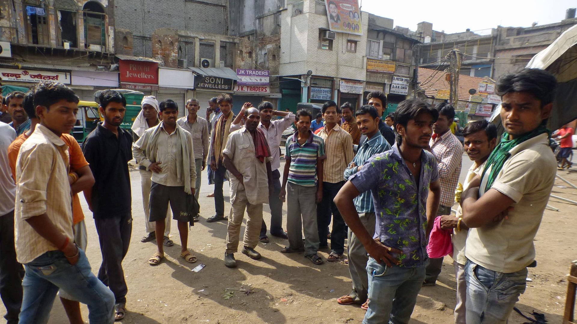 Männer in Indien warten auf Arbeit Männer in Indien warten auf Arbeit