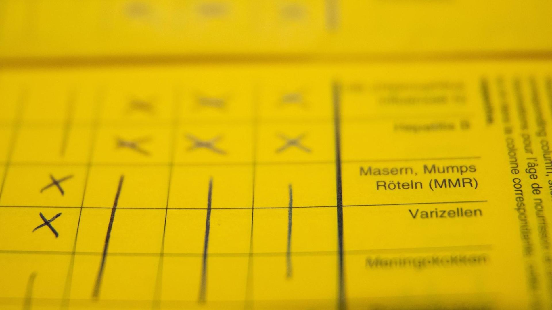 Ein Impfbuch mit angekreuzten Feldern von Masern, Mumps, Röteln, Varizellen, und Hepatitis B. Ein Impfbuch mit angekreuzten Feldern von Masern, Mumps, Röteln, Varizellen, und Hepatitis B.