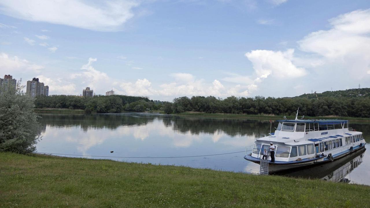 Der Ausflugsdampfer Moskwa auf dem Dnistr-Fluss in Moldau Der Ausflugsdampfer Moskwa auf dem Dnistr-Fluss in Moldau