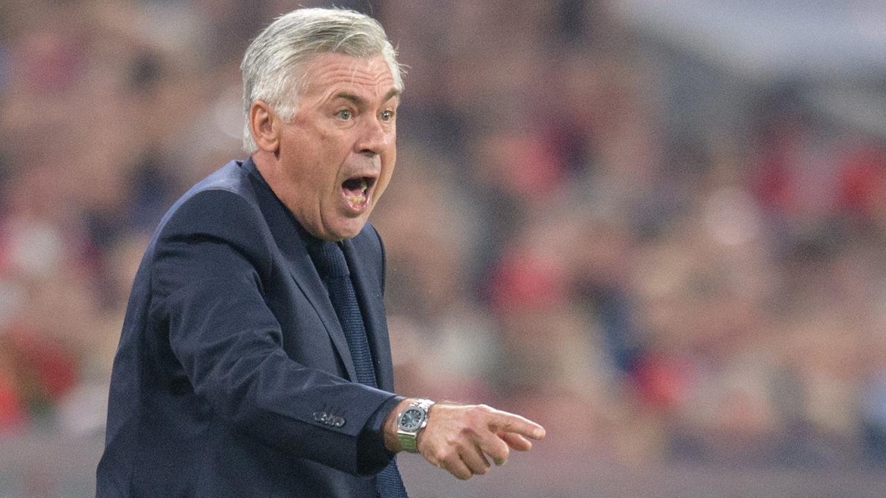 Der Ex-Trainer von Bayern München, Carlo Ancelotti, reagiert am Spielfeldrand.