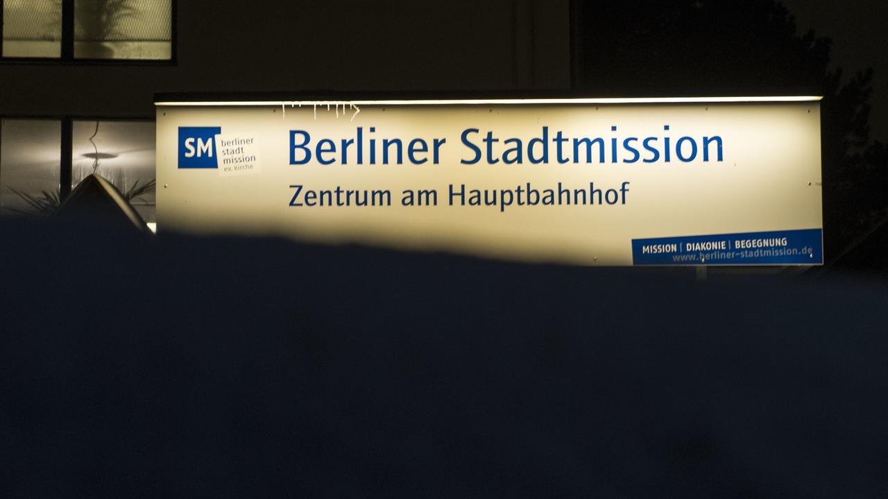 Ein Schild leuchtet in Berlin am Haupteingang der Stadtmission. Besonders in den Wintermonaten suchen viele Obdachlose die Einrichtung an der Lehrter Straße auf. Dort erhalten sie abends eine warme Mahlzeit und können dort auch übernachten. Ein Schild leuchtet in Berlin am Haupteingang der Stadtmission. Besonders in den Wintermonaten suchen viele Obdachlose die Einrichtung an der Lehrter Straße auf. Dort erhalten sie abends eine warme Mahlzeit und können dort auch übernachten.