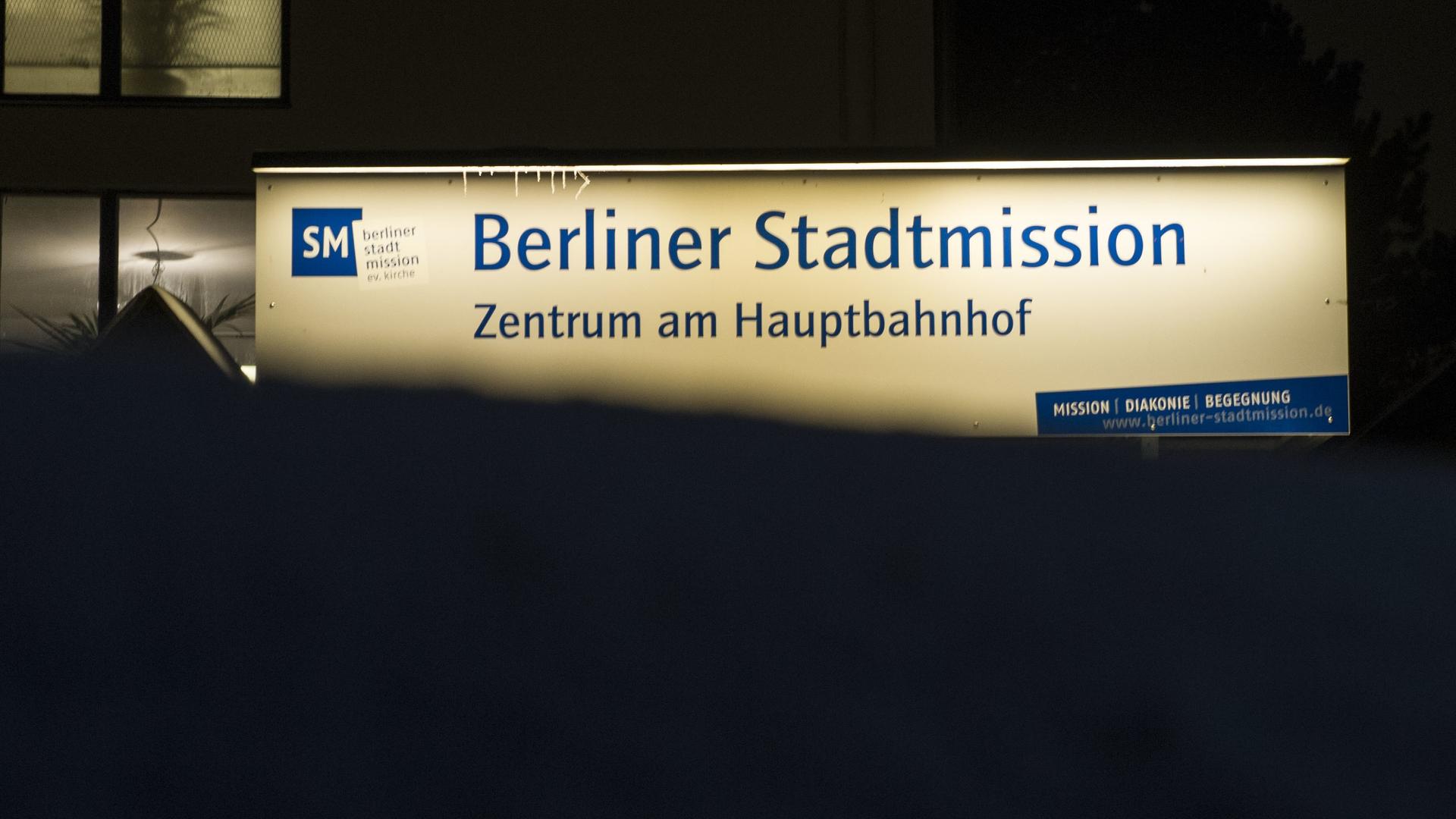 Ein Schild leuchtet in Berlin am Haupteingang der Stadtmission. Besonders in den Wintermonaten suchen viele Obdachlose die Einrichtung an der Lehrter Straße auf. Dort erhalten sie abends eine warme Mahlzeit und können dort auch übernachten.