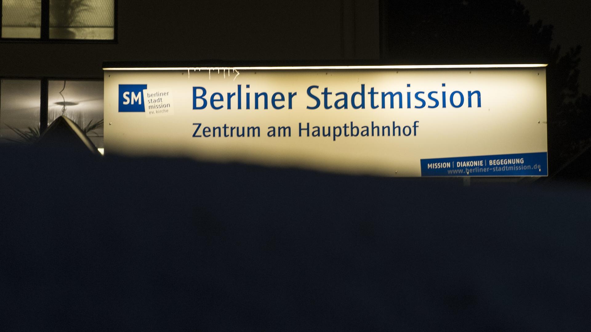 Ein Schild leuchtet in Berlin am Haupteingang der Stadtmission. Besonders in den Wintermonaten suchen viele Obdachlose die Einrichtung an der Lehrter Straße auf. Dort erhalten sie abends eine warme Mahlzeit und können dort auch übernachten. Ein Schild leuchtet in Berlin am Haupteingang der Stadtmission. Besonders in den Wintermonaten suchen viele Obdachlose die Einrichtung an der Lehrter Straße auf. Dort erhalten sie abends eine warme Mahlzeit und können dort auch übernachten.