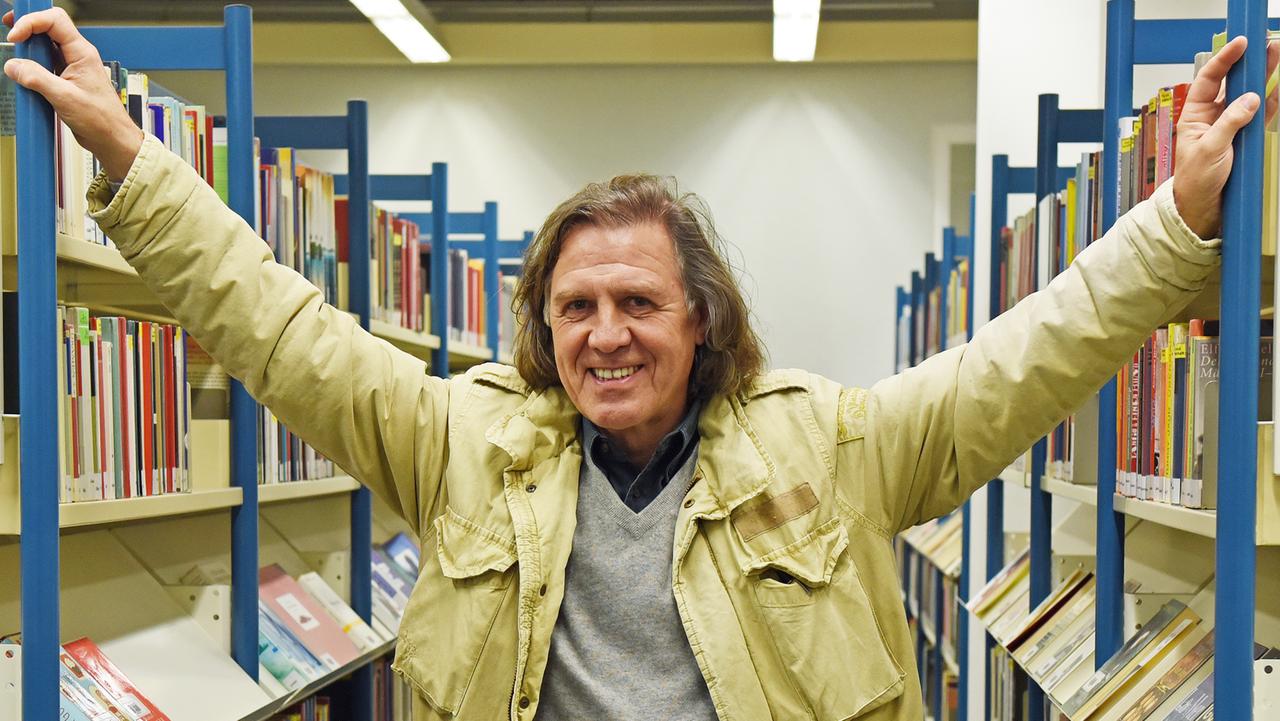 Der mehrfach preisgekrönte Schriftsteller Norbert Scheuer posiert in der Zentralbibliothek Düsseldorf zwischen Bücherregalen. Der mehrfach preisgekrönte Schriftsteller Norbert Scheuer posiert in der Zentralbibliothek Düsseldorf zwischen Bücherregalen.