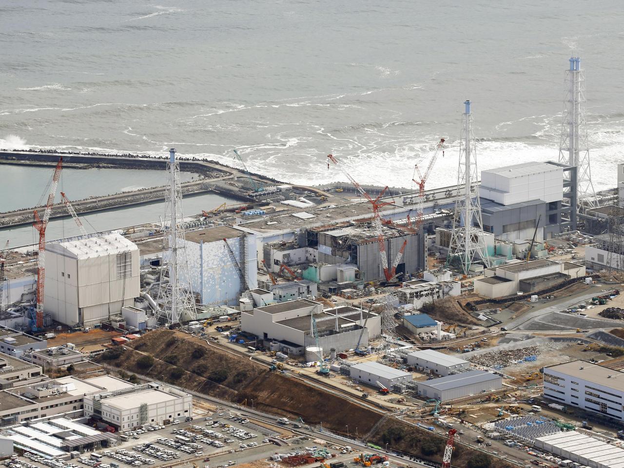 Die strahlende Atomkraftswerkruine Fukushima aus einem Helikopter 