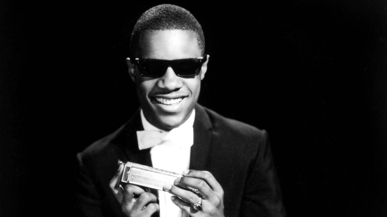 Mit Fliege und Mundharmonika: der junge Stevie Wonder in den 1960ern Mit Fliege und Mundharmonika: der junge Stevie Wonder in den 1960ern