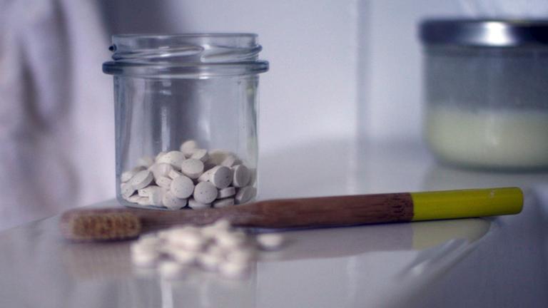 Zahnbürste aus Bambus mit Naturborsten und Zahnpasta in Form von Kautabletten Zahnbürste aus Bambus mit Naturborsten und Zahnpasta in Form von Kautabletten