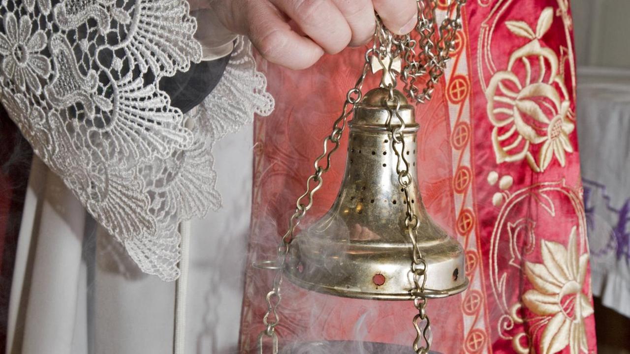 Bei einer katholischen Messe wird Weihrauch geschwenkt. Bei einer katholischen Messe wird Weihrauch geschwenkt.
