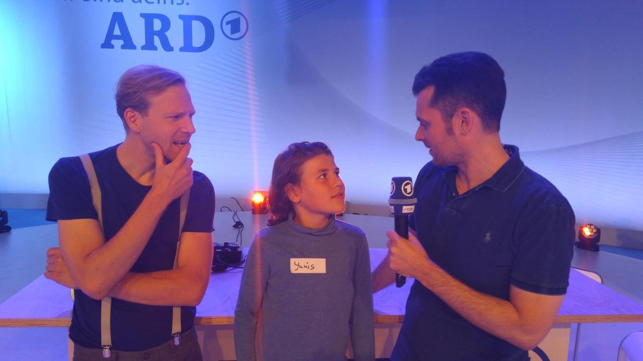 Kakadu-Moderator Tim, Reporterkind Yunis und der Musiker Bummelkasten beim Warm-Up. IFA 2018 Kakadu-Moderator Tim, Reporterkind Yunis und der Musiker Bummelkasten beim Warm-Up. IFA 2018