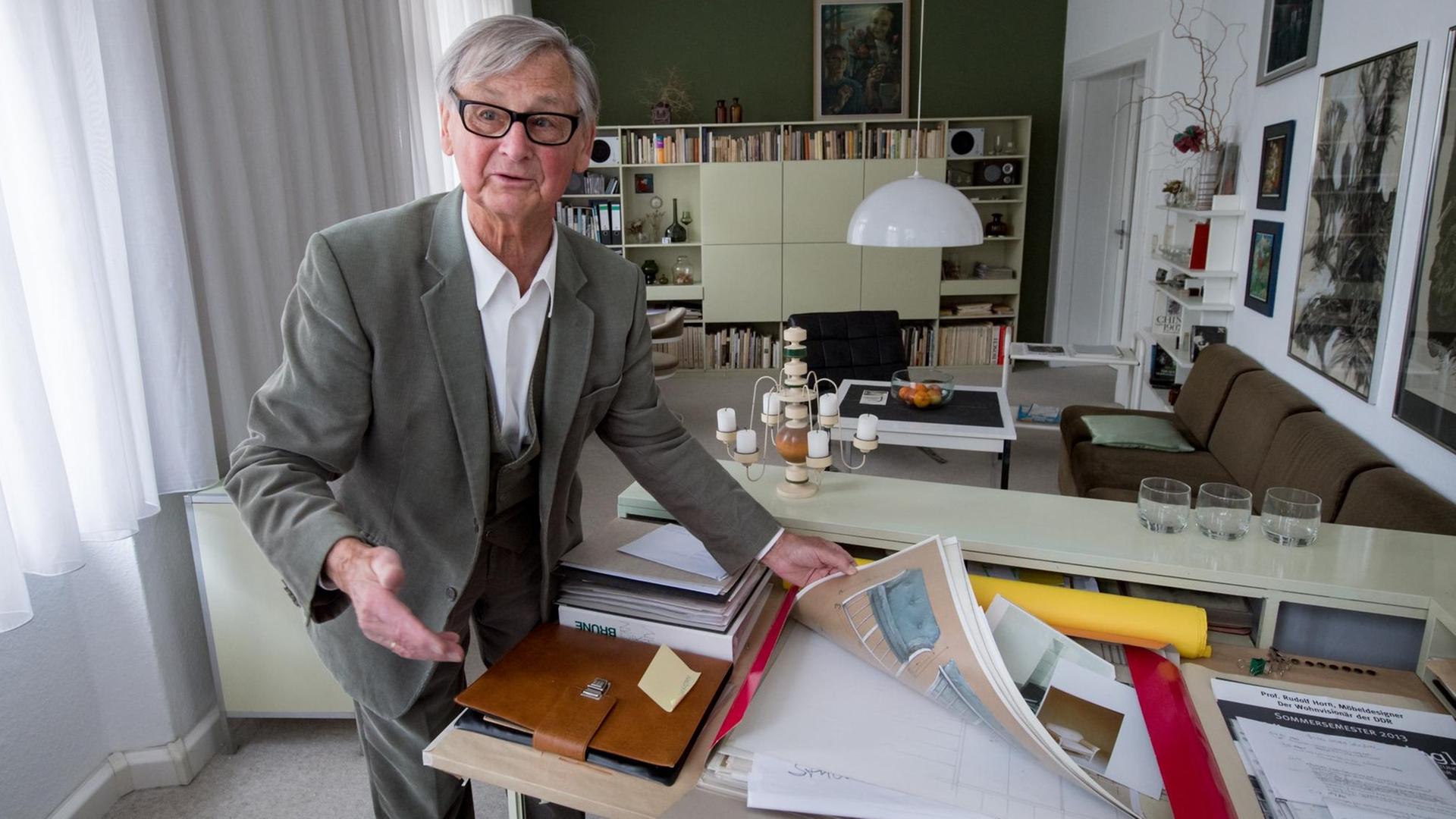 Der bekannte Möbelgestalter Rudolf Horn steht in seiner Wohnung in Leipzig in seinem Arbeitszimmer vor Möbelentwürfen der 1960er/70er Jahre. Der bekannte Möbelgestalter Rudolf Horn steht in seiner Wohnung in Leipzig in seinem Arbeitszimmer vor Möbelentwürfen der 1960er/70er Jahre.